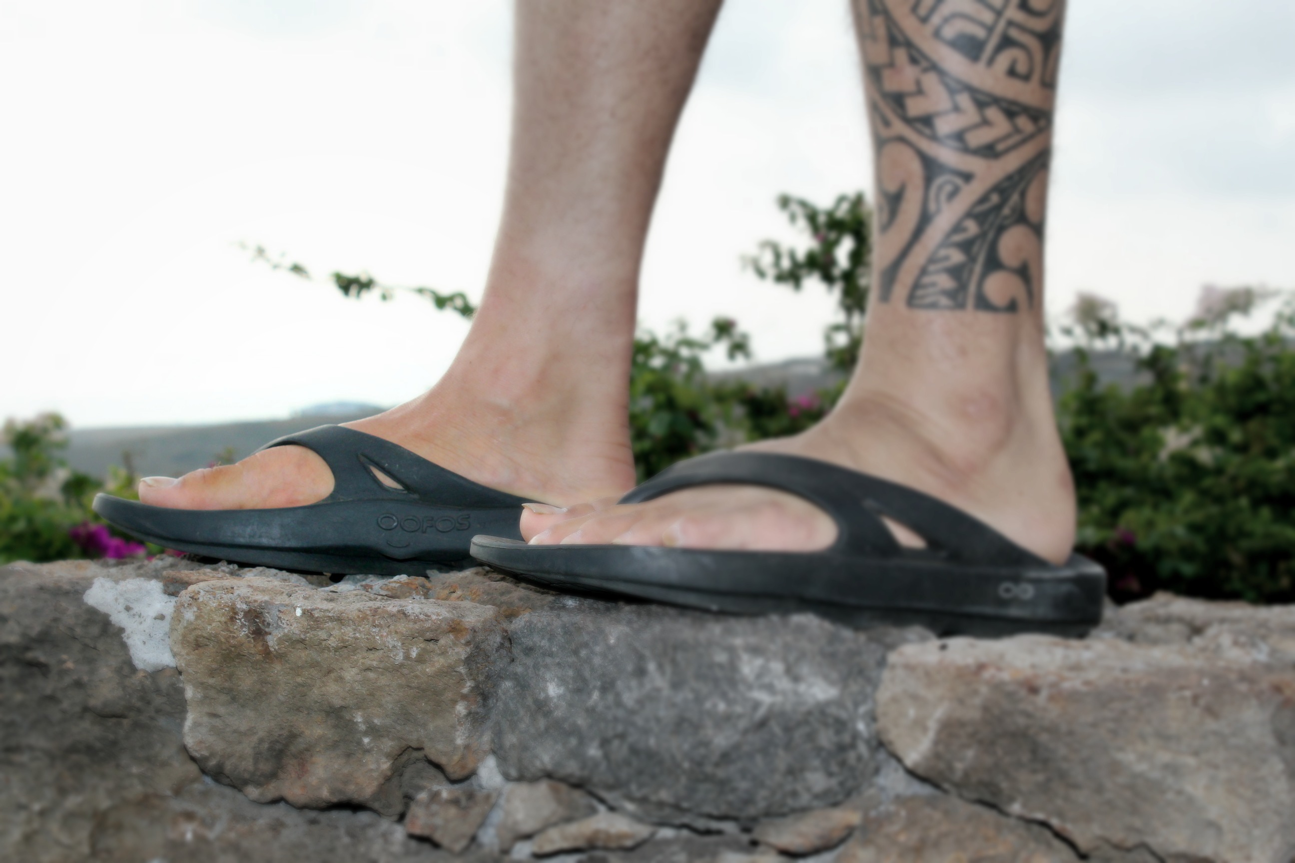 oofos sandals mens