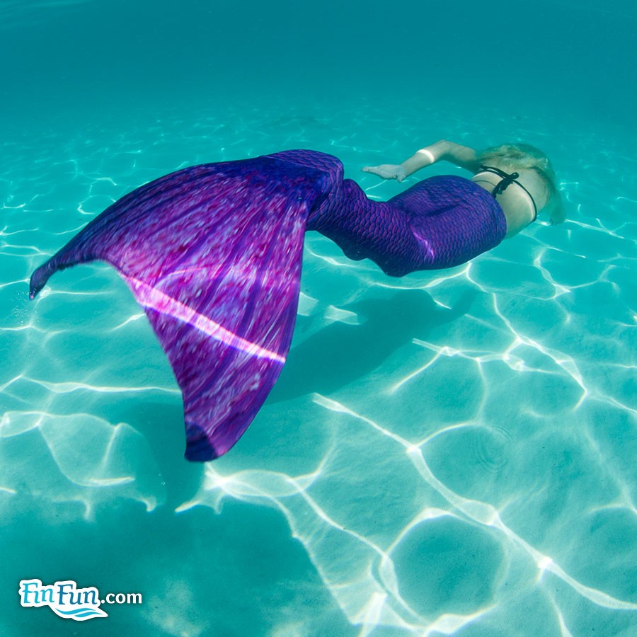 BEAUTIFUL MERMAID SWIMMING IN CRYSTAL CLEAR WATER 